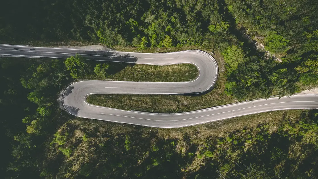 Kurvige Landstraße im Harz