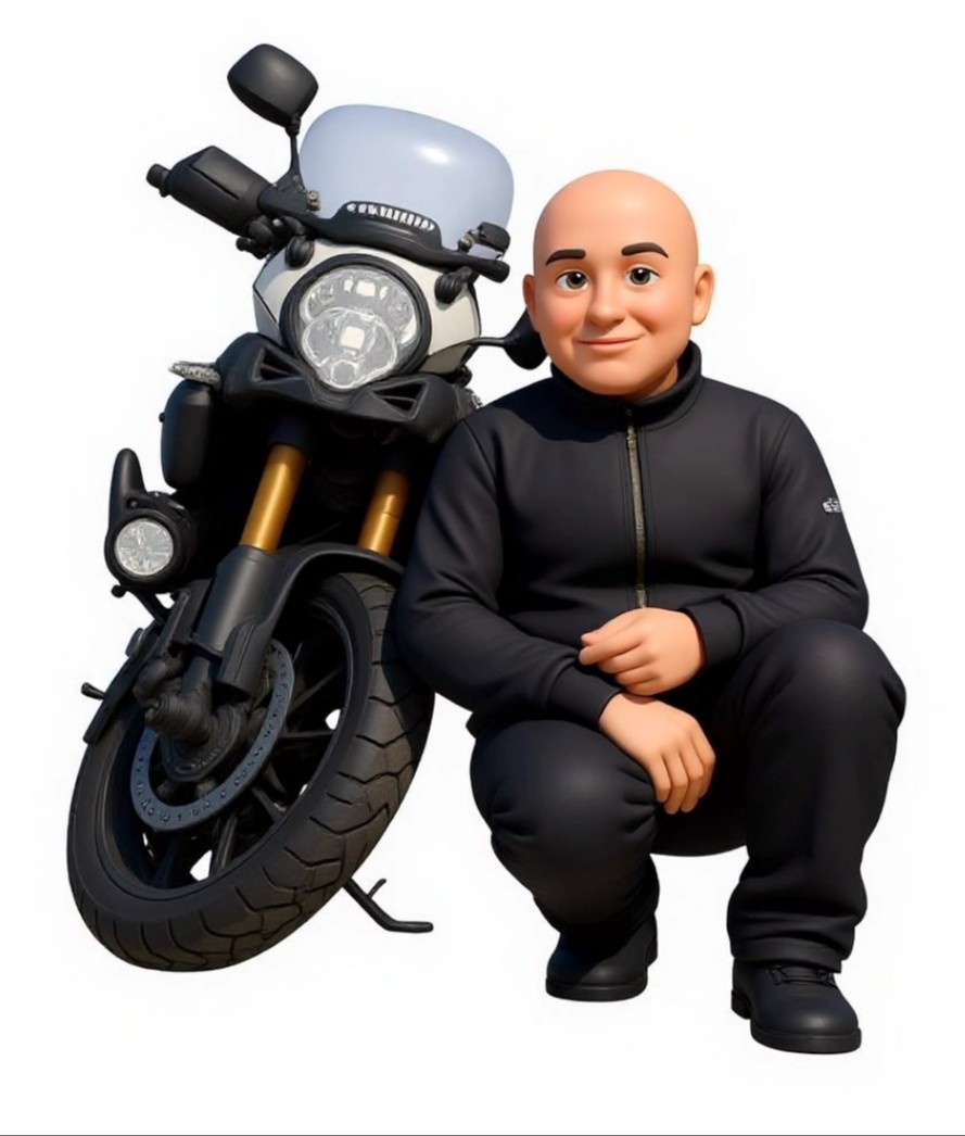 Porträt eines Motorradfahrers mit Tourenbike