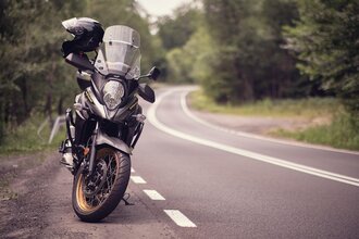 Motorrad auf Panoramastraße im Morgenlicht